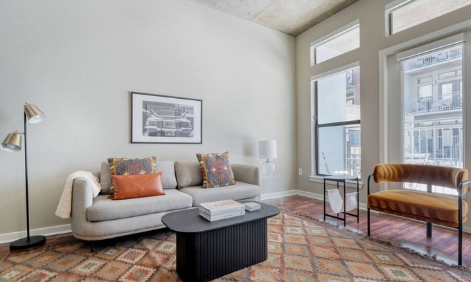 Barton Heights Apartment | Lovely Barton Springs 1BR w/Gym, Pool & W/D, nr downtown, by Blueground