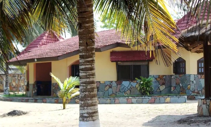 Ampenyi House | Lovely beach cottage - Basic ocean front home