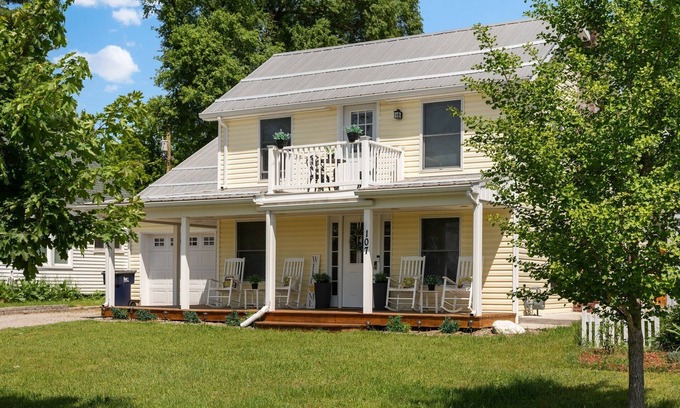 Bellaire House | Lovely Bellaire home across from park with beach, walk to Shorts, spa, fun games