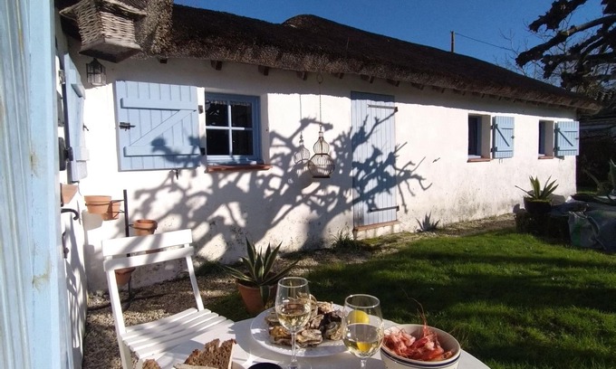 Saint-Hilaire-de-Riez House | Lovely Bourrine Vendéenne in its own green setting.