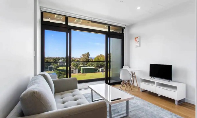 Takapuna House | Lovely Bright Apartment - Central Takapuna!