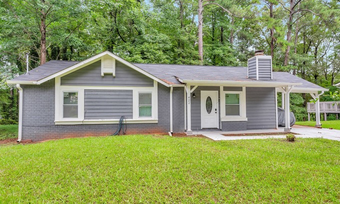 Atlanta House | Lovely bungalow with fireplace, grill, central AC, full kitchen, & washer/dryer