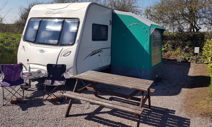 Kneesall Ski Chalet | Lovely caravan near Notts and Newark