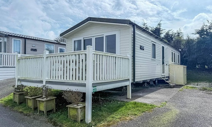 White Cross House | Lovely caravan to hire at White Acres in Newquay ref 94419OF