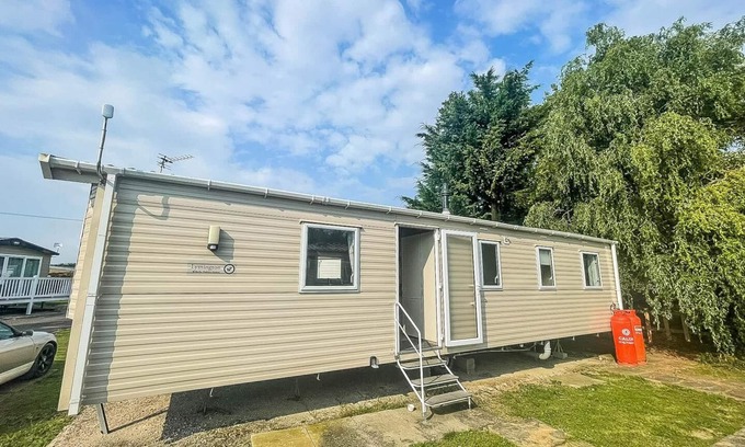 Beckingham House | Lovely caravan with free WiFi at Steeple Bay Holiday Park ref 36058B