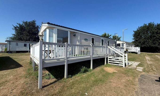 Hopton House | Lovely caravan with decking at Breydon Water in Norfolk ref 10027RP