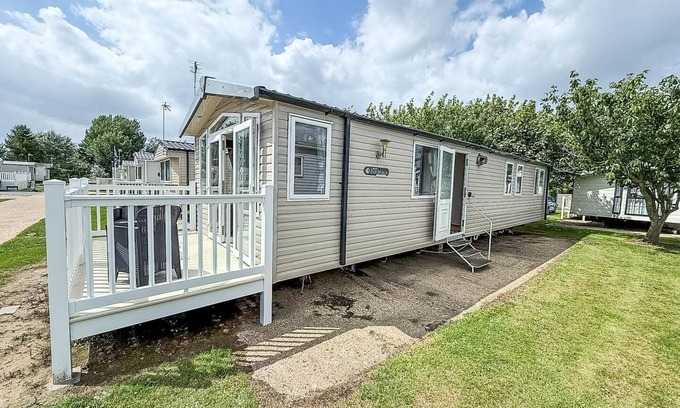 Hopton House | Lovely caravan with decking at Broadland Sands, Suffolk ref 20302BS