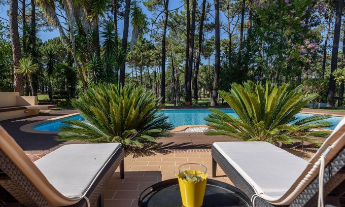 Charneca de Caparica e Sobreda Villa | Lovely Charming Villa With Fabulous Fairway And Lake View