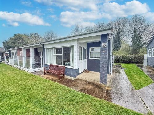 Oulton Broad Ski Chalet | Lovely Chalet On An Excellent Holiday Park In Lowestoft Ref 12020B