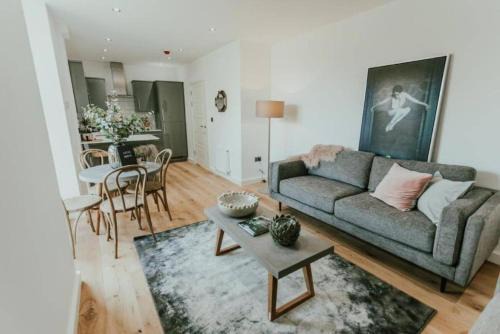 Chorlton-cum-Hardy Apartment | Lovely Chorlton Flat! 5 Seconds to Bus Stop & 2 Minutes to Tram Station