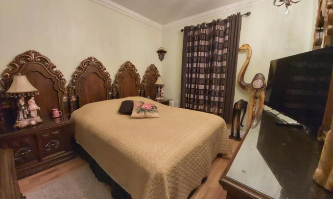 Cote-Saint-Paul House | Lovely Classic Room