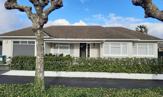 Hastings House | Lovely clean, comfortable, 3 bedroom family home in Central Hastings.