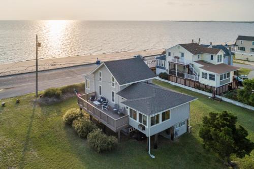 Fortescue House | Lovely Coastal Home By Delaware Bay Walk to Beach