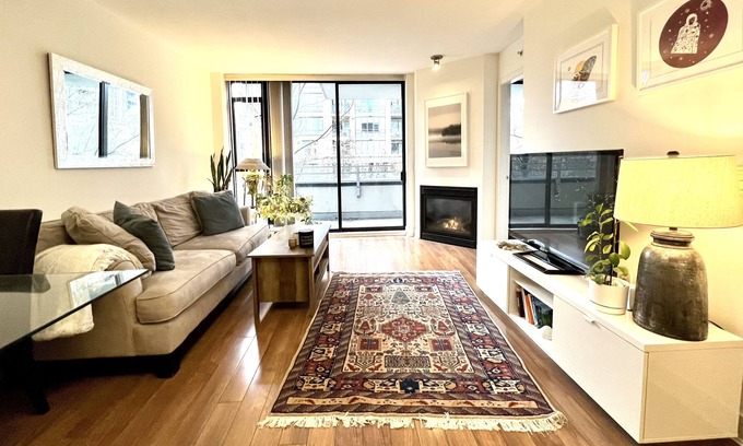 Lower Lonsdale Condo | Lovely Condo at the Vibrant Waterfront