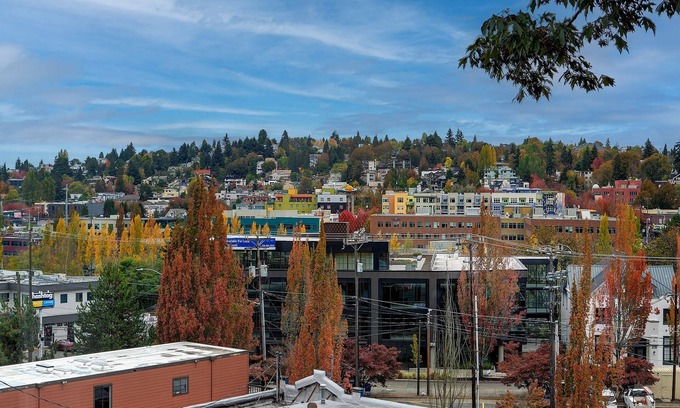 North Queen Anne Apartment | Lovely condo overlooking the Fremont Bridge