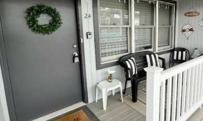 North End Condo | LOVELY CONDO STEPS FROM BEACH NEWLY RENOVATED