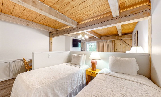 Oak Bluffs Condo | Lovely condo suite, close to golfing & the beach with pool & home comforts