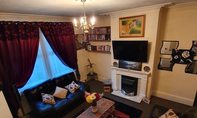 Leeds House | *Lovely & Cosy well equipped 3 bed, Work/Leisure*