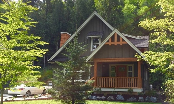 Lindell Beach Cottage | Lovely cottage on Cultus Lake