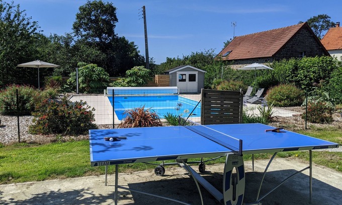 Vesly Cottage | Lovely cottage sleeps 4 with shared pool & lawn tennis court, dogs welcome