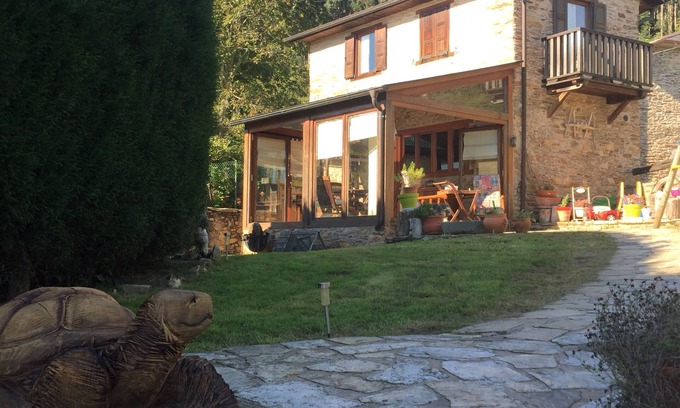 Porto do Barqueiro Cottage | Lovely country house with garden by the sea in Rías Altas