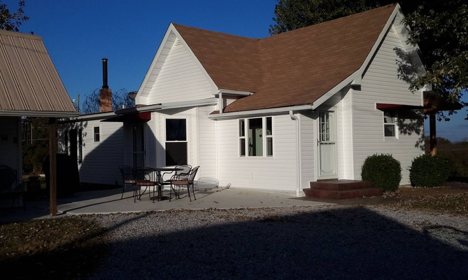 Murphysboro House | Lovely Cozy Country Home Located In the Hills Of Southern Illinois