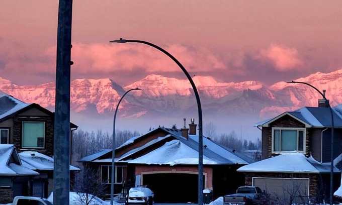 Cochrane House | Lovely & Cozy Home Near BANFF! Ski and Hike!