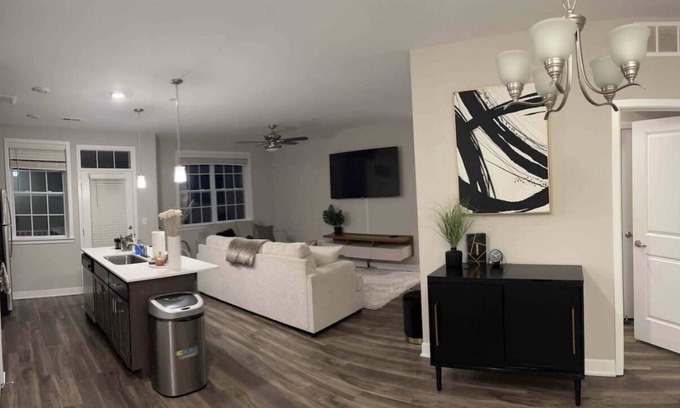 Romeoville Apartment | Lovely cozy spacious two bedroom, one bathroom