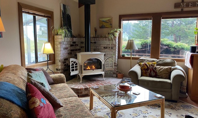 Mendocino House | Lovely Craftsman light filled 2 bedroom 2 bath house in Mendocino