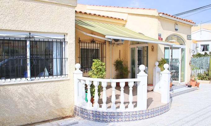 San Fulgencio Villa | Lovely Detached House Near Amenities, WIFI, Sat TV, Aircon, perfect for families