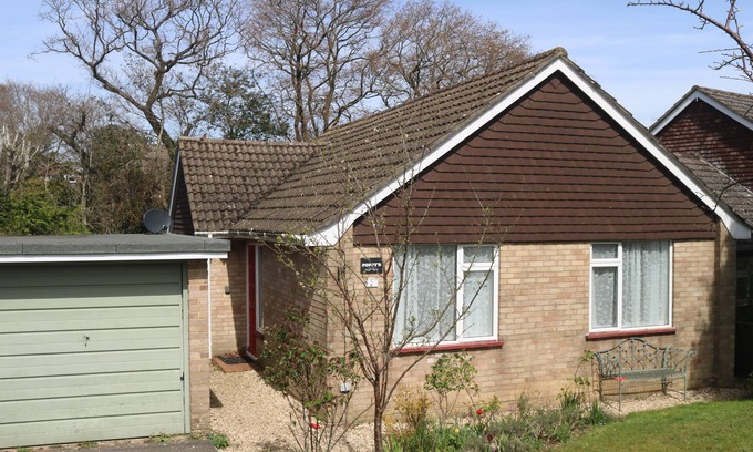 New Forest District House | Lovely dog friendly 2 bed bungalow with parking