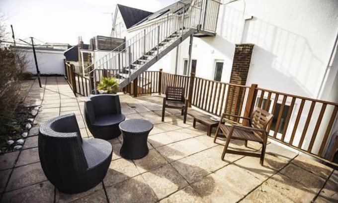 Mortehoe Apartment | Lovely dog friendly 2 bed apartment opposite Combesgate Beach with fab views and balcony.