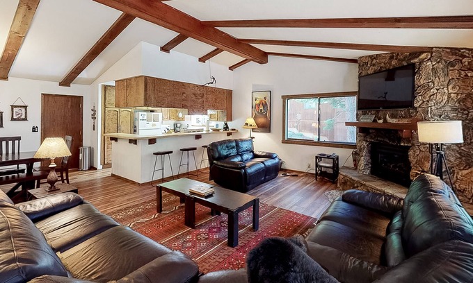 Kingswood Estates House | Lovely dog-friendly home near the lake with fireplace, balcony, & washer/dryer