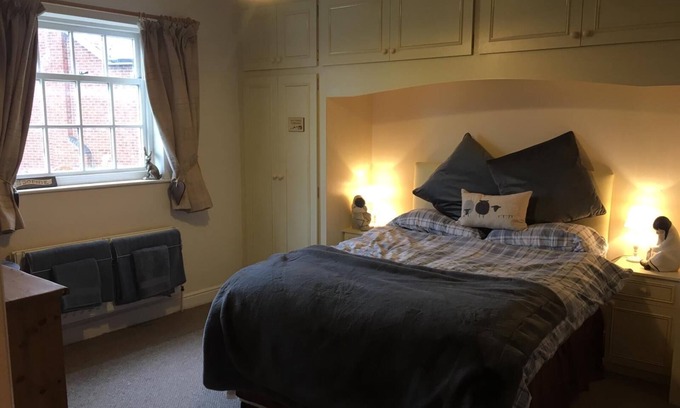Elkesley House | Lovely double room and huge bathroom in comfortable Farm House