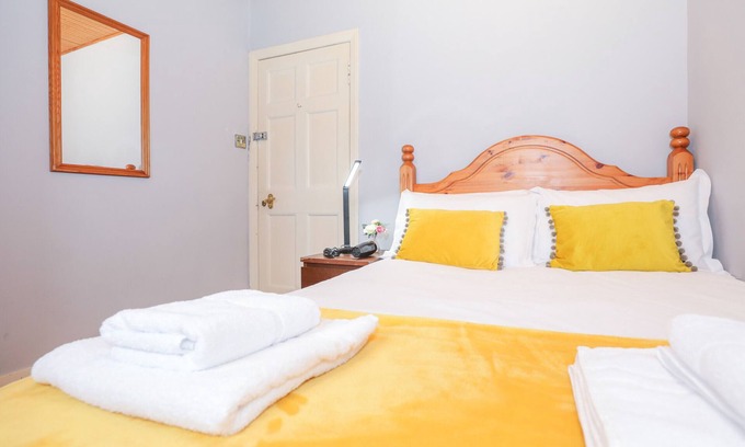 Gilmerton Bed & Breakfast | Lovely Double Room in Elegant Cottage