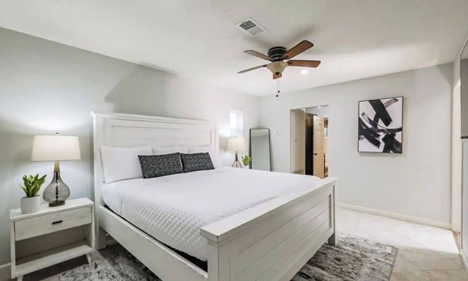 Northside Apartment | Lovely Downtown Private Apt. Free Parking & WIFI