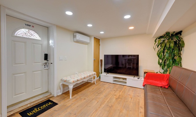 North Valley Stream Apartment | Lovely Elmont Apartment - Walk to Bus Stop!