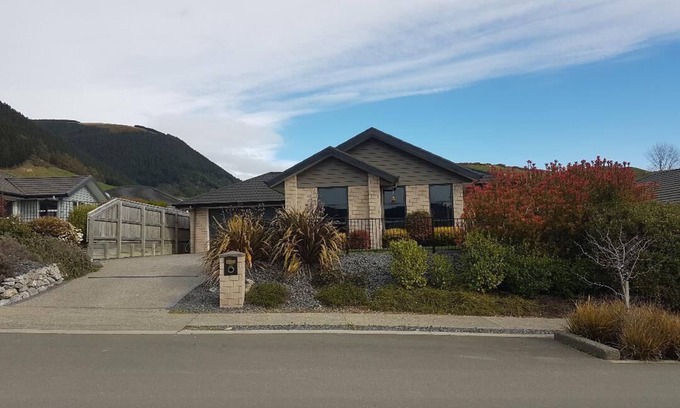 Stoke House | Lovely Family Home in Quiet Country Feel Subdivision with Cat & Fish