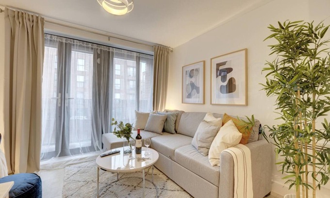 Gloucester Apartment | Lovely Flat in Kiln Close by Golden Valley