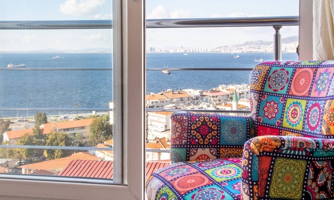 Konak Apartment | Lovely Flat in Konak with Sea View and Balcony