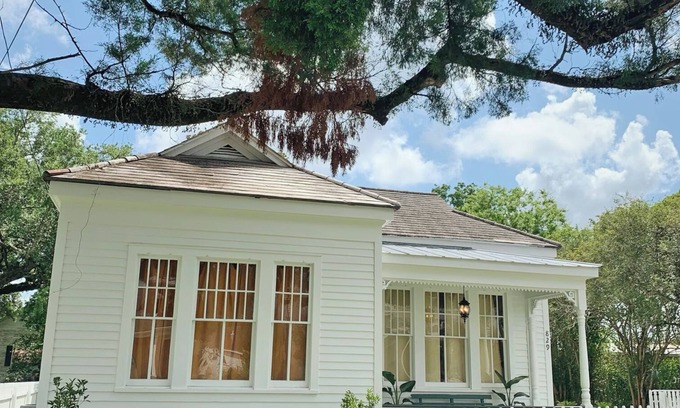 New Iberia House | Lovely Folk Victorian Cottage in Historic District