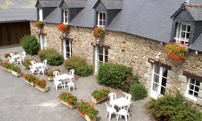 Saint-Jouan-des-Guerets Apartment | Lovely apartment for 4 people with pool, WIFI, TV, terrace and parking