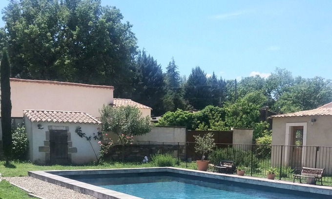 Saint-Quentin-la-Poterie Apartment | Lovely studio, access to the property's large swimming pool