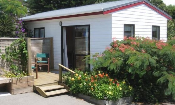 Waiotahi Bed & Breakfast | Lovely free-standing farm cottage