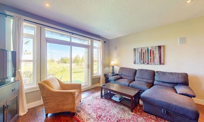 The Blue Mountains Condo | Lovely Getaway near Downtown Blue Mountain Village w/Free WiFi, Patio, and W/D