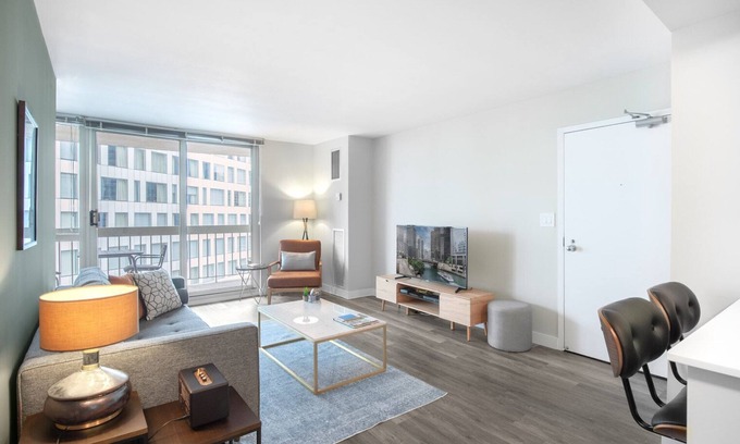 Rush and Division Apartment | Lovely Gold Coast Convertible w/Terrace near the L by Blueground