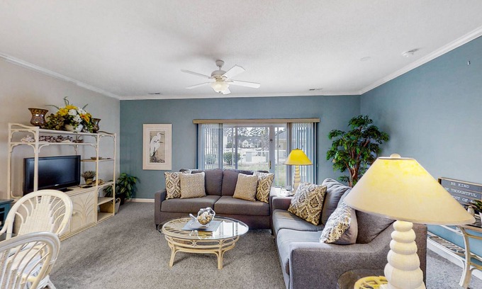 Little River Condo | Lovely ground-floor golf-and-sea condo with on-site pool & screened patio