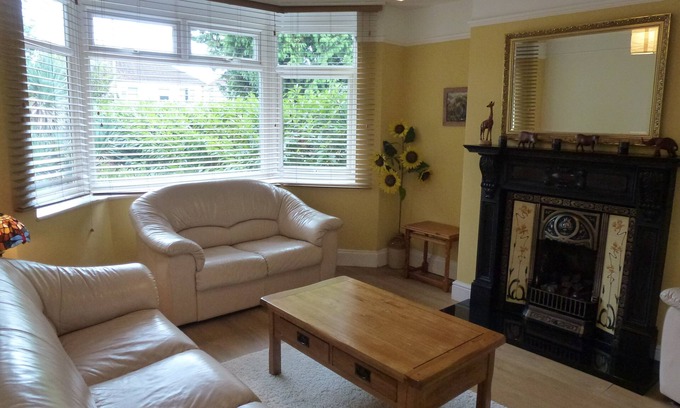 Wootton Bassett House | Lovely holiday home on the edge of The Cotswolds, sleeps 6, dogs welcome!