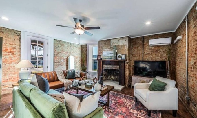 Franklin Apartment | Lovely historic spot, walk to the square!