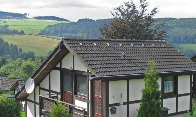 Feriendorf Hennesee House | Lovely holiday home in Meschede-Hennesee with garden